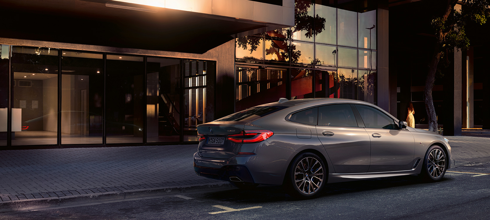 BMW řady 6 Gran Turismo G32 2020 BMW řady 6 Gran Turismo 640i xDrive G32 2020 Bernina Grey (šedá) ze tříčtvrtečního pohledu zezadu zaparkované před budovou