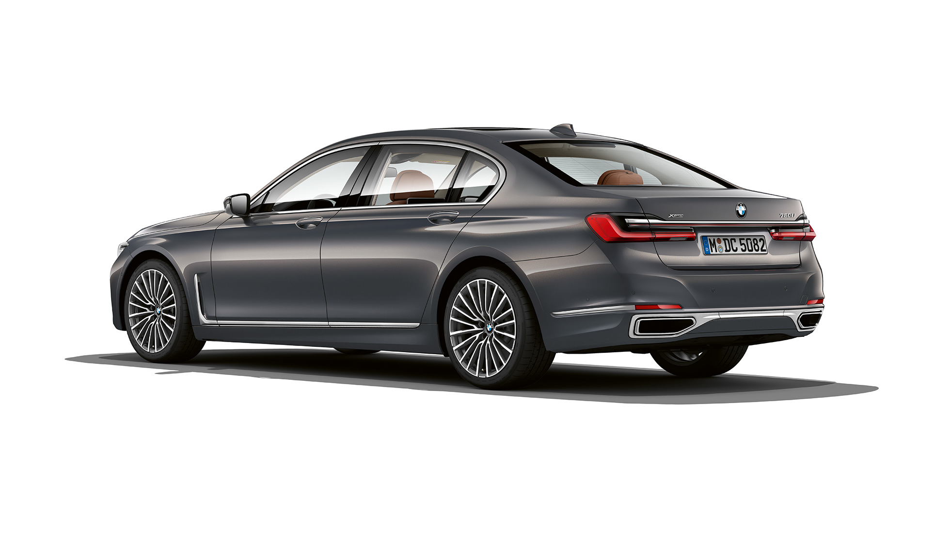 BMW řady 7 Sedan s paketem Exterior Design Pure Excellence, zadní tříčtvrteční pohled Zadní tříčtvrteční pohled na šedé BMW řady 7 Sedan s paketem Exterior Design Pure Excellence