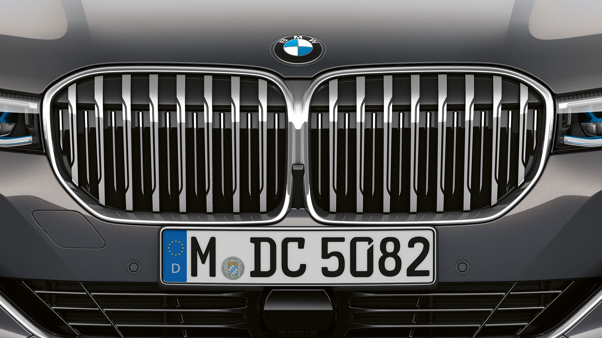 BMW řady 7 Sedan s paketem Exterior Design Pure Excellence: volič převodovky BMW řady 7 Sedan s paketem Exterior Design Pure Excellence: detailní pohled na BMW masku chladiče ve tvaru ledvinek