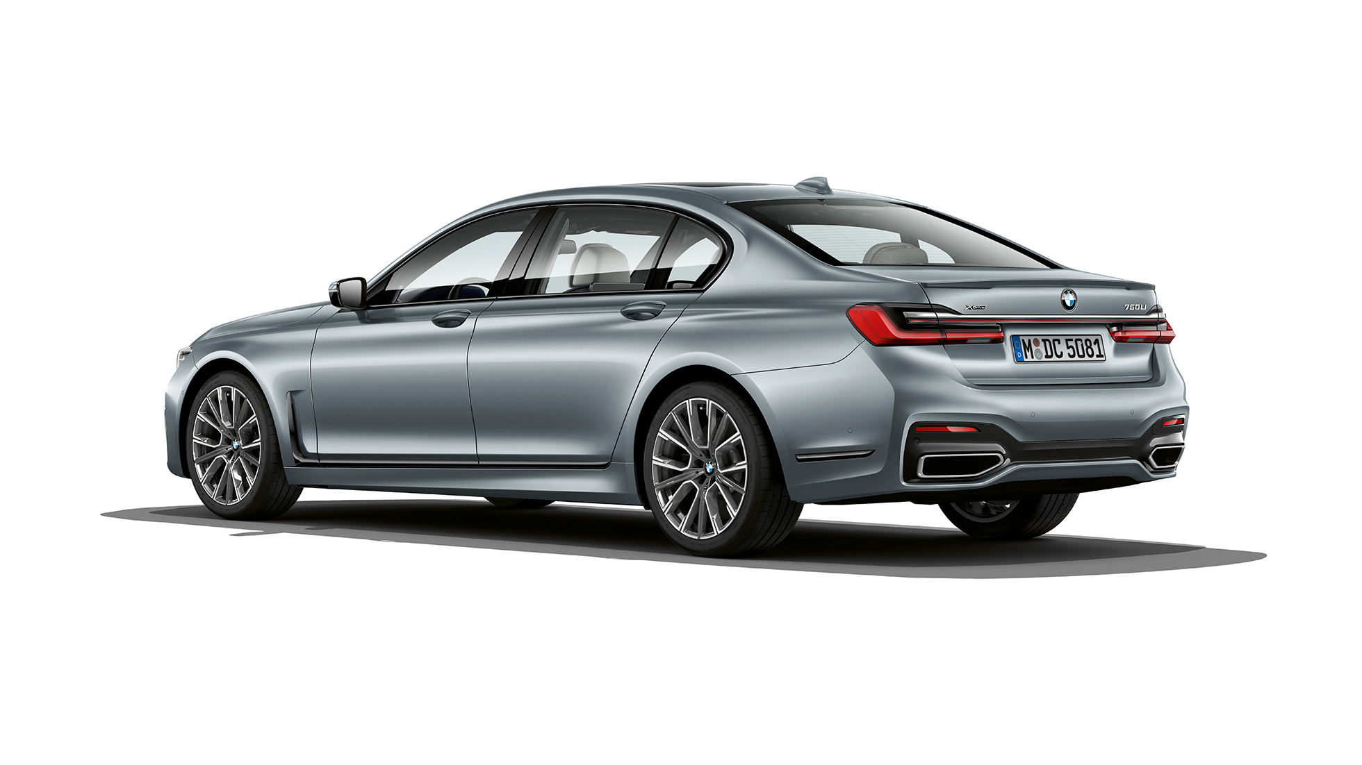 BMW řady 7 Sedan s M sportovním paketem, přední tříčtvrteční pohled Přední tříčtvrteční pohled na šedé BMW řady 7 Sedan s M sportovním paketem