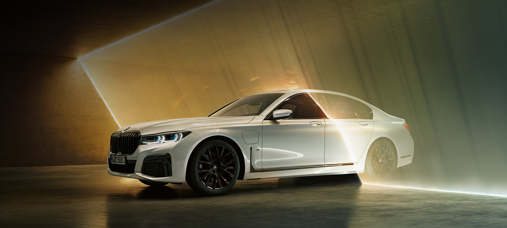 BMW řady 7 Sedan, bílé, přední tříčtvrteční pohled BMW řady 7 Sedan: přední tříčtvrteční pohled na bílé BMW obklopené paprsky světla