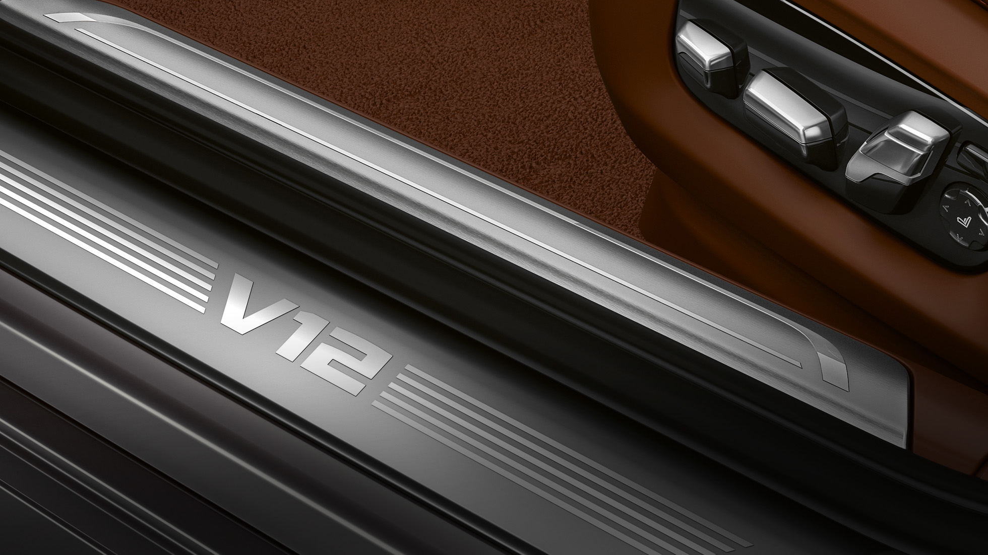 BMW nástupní práh s nápisem V12 BMW M760Li xDrive: detailní pohled nástupní práh s nápisem V12