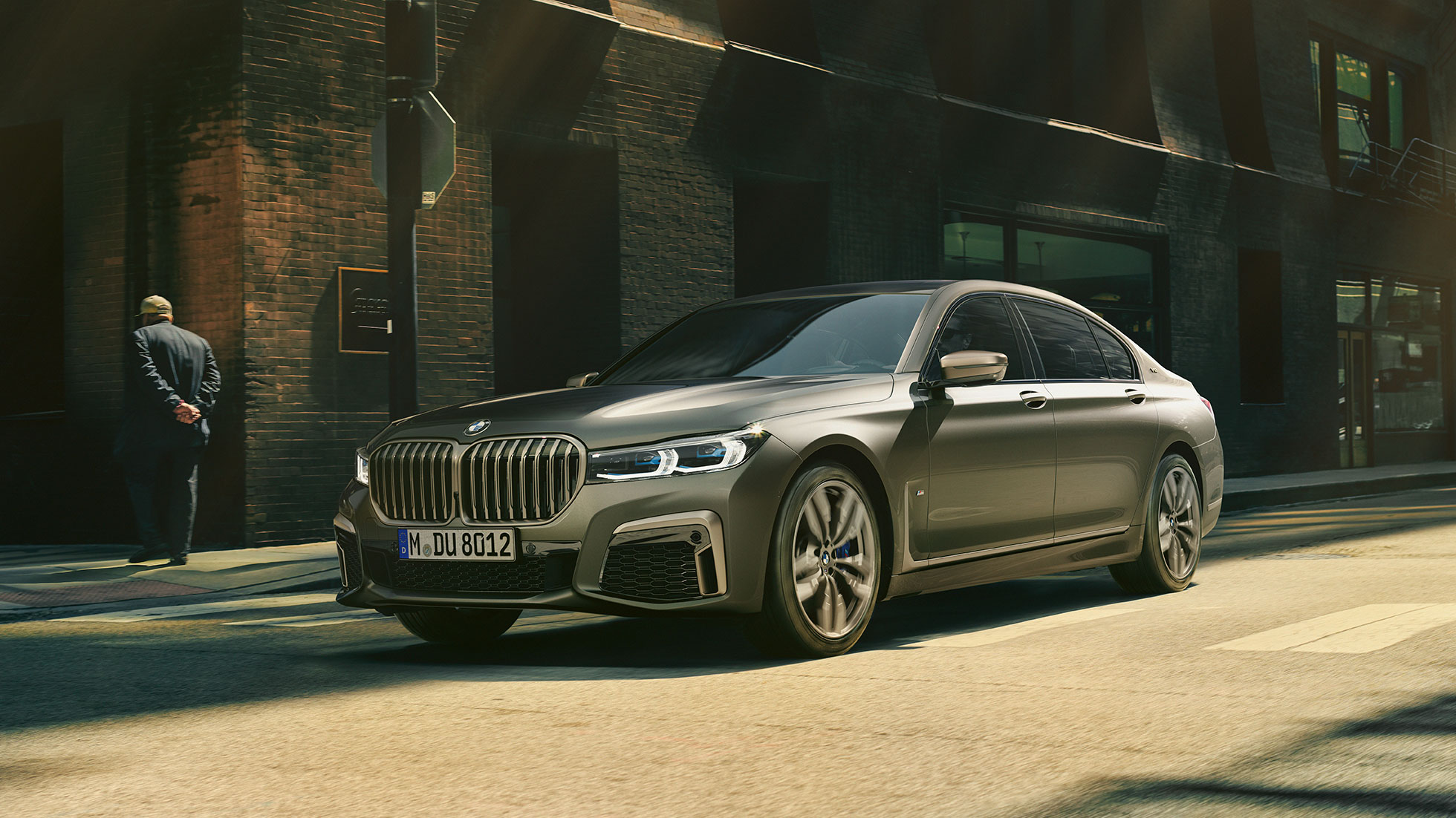 BMW ?760Li xDrive v městské zástavbě BMW M760Li xDrive v pohledu šikmo z boku v městské zástavbě