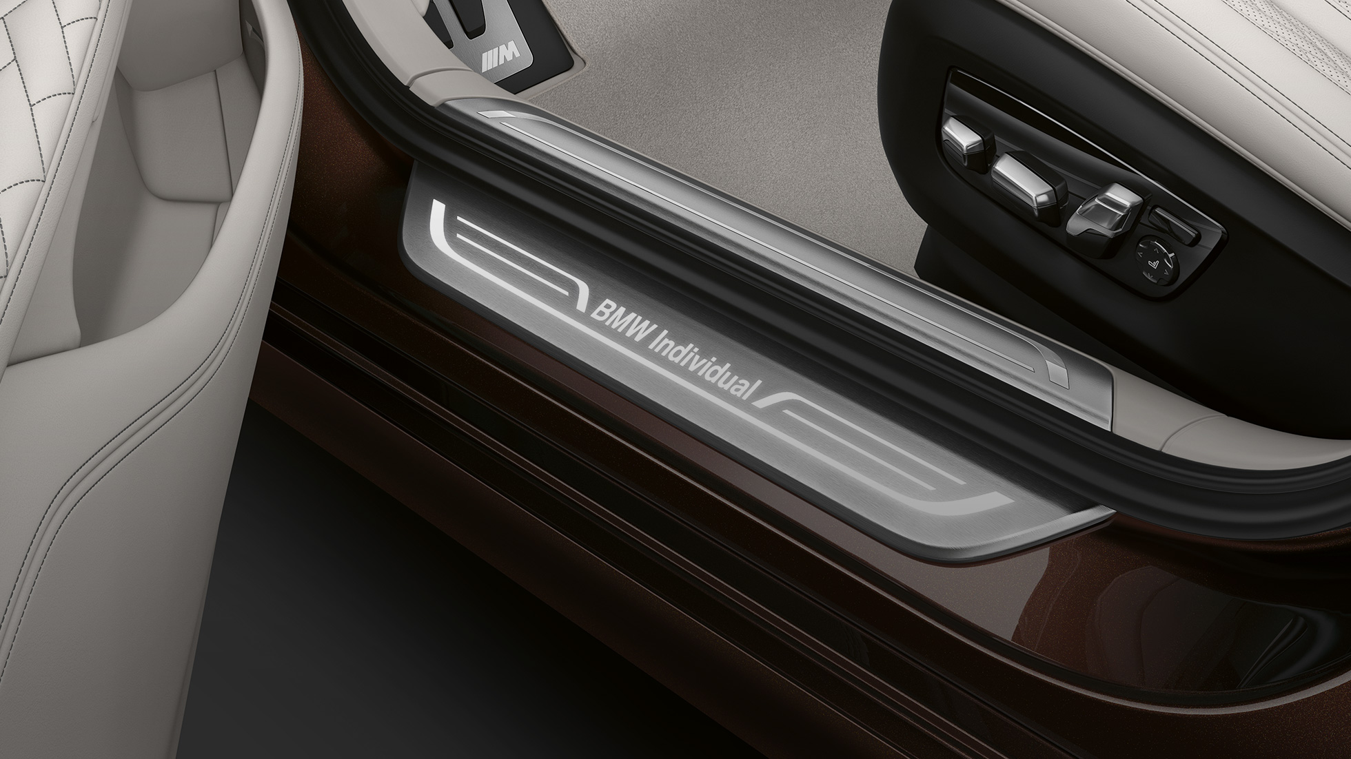 Prahová lišta BMW řady 7 Sedan Individual BMW řady 7 Sedan: prahová lišta s nápisem BMW Individual