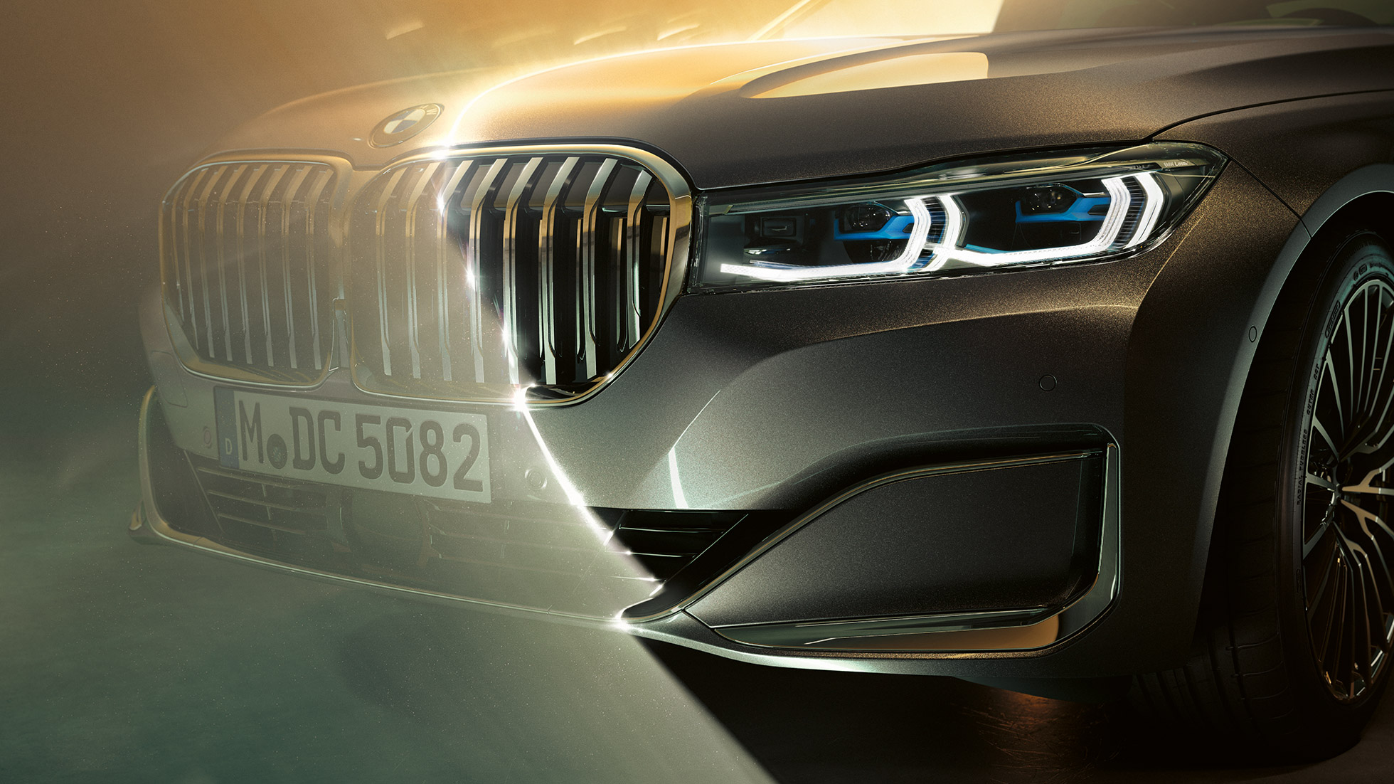 Maska chladiče ve tvaru ledvinek a laserové světlomety BMW řady 7 Sedan BMW řady 7 Sedan: detailní pohled na přední část s velkou maskou ve tvaru ledvinek a laserovými světlomety