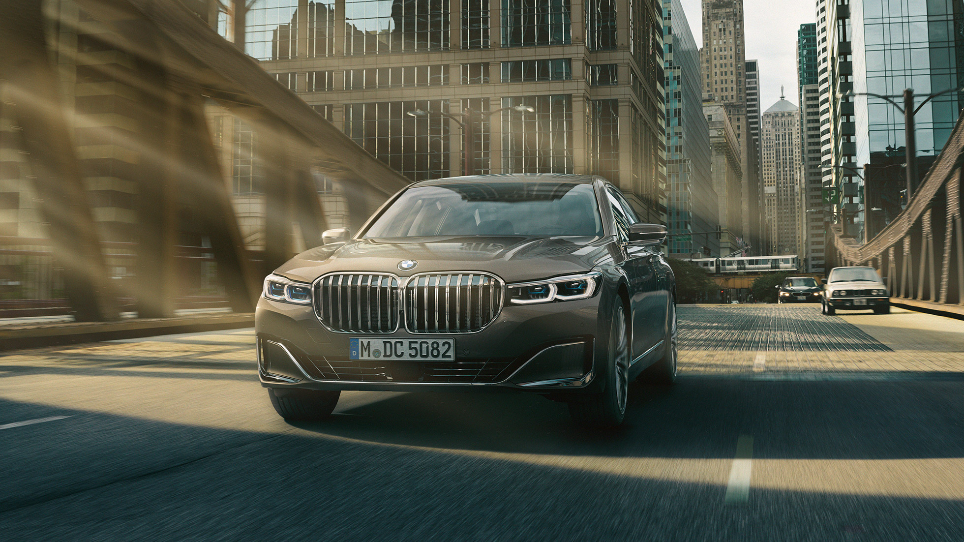 BMW řady 7 Sedan Asistenční systémy Asistenční systémy: BMW řady 7 Sedan jedoucí před městskou zástavbou