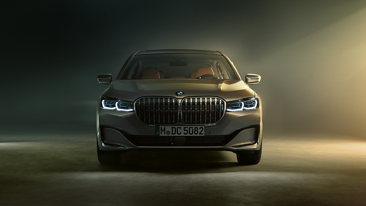 BMW řady 7 Sedan, pohled zpředu BMW řady 7 Sedan: pohled zpředu v tlumeném světle