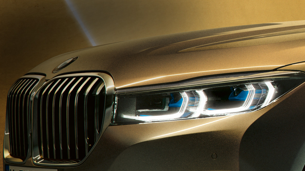 BMW řady 7 Sedan laserové světlomety BMW řady 7 Sedan: detailní pohled na laserové světlomety s modro-bílými čočkami