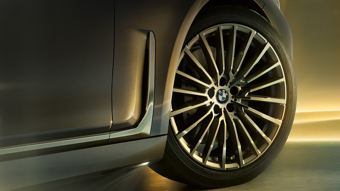 BMW řady 7 Sedan s vícepaprskovými koly BMW řady 7 Sedan: detailní pohled na vícepaprsková kola