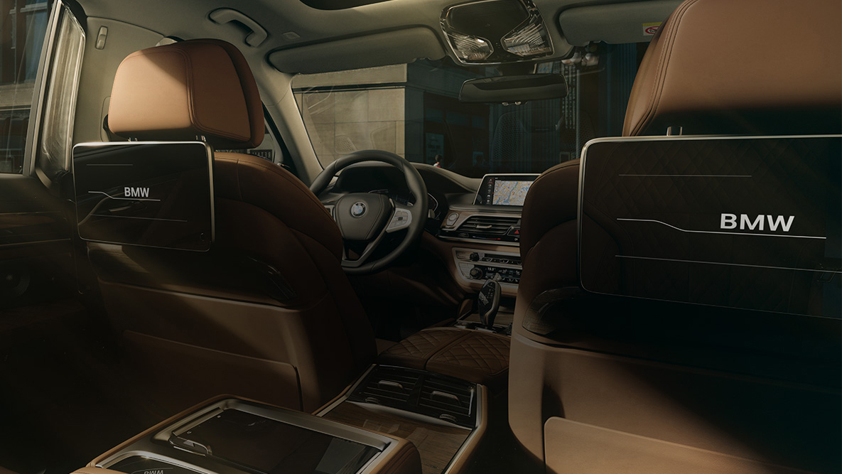 BMW řady 7 Sedan zábavní systém pro zadní sedadla BMW řady 7 Sedan: pohled zezadu na zábavní systém pro zadní sedadla s HD dotykovými displeji