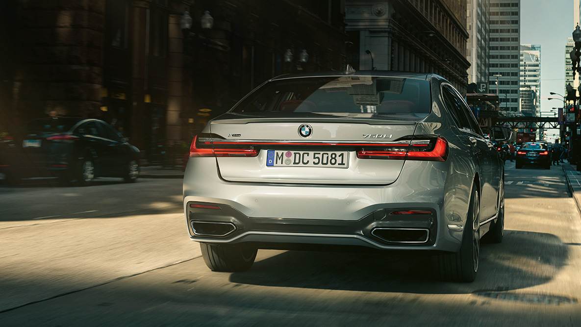 BMW řady 7 Sedan Couvací asistent BMW Couvací asistent: Zadní pohled na BMW řad 7 Sedan