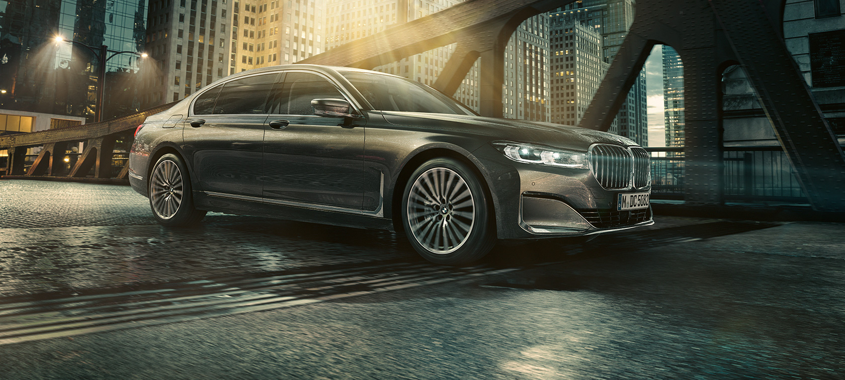 BMW řady 7 Sedan pohled z boku BMW 7 Sedan pohled z boku s otevřenými dveřmi před osvětleným hotelem