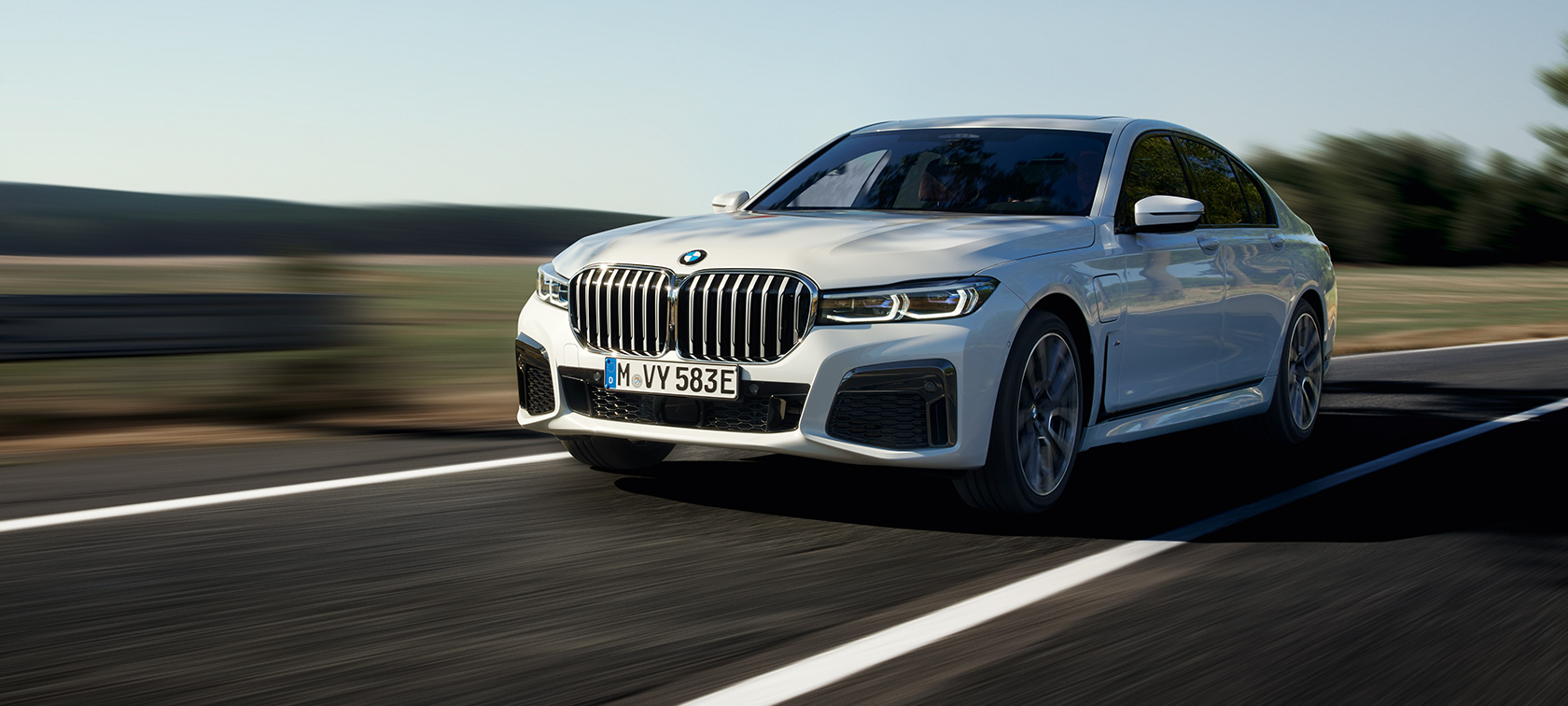 Plug-in hybridní BMW řady 7 Sedan G11 G12 tříčtvrteční jízdní záběr zepředu Plug-in hybridní BMW řady 7 Sedan G11 G12 tříčtvrteční jízdní záběr zepředu na silnici
