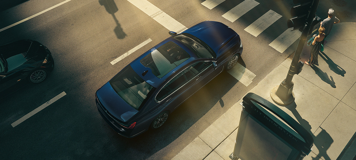 BMW Individual řady 7 Sedan z ptačího pohledu BMW Individual řady 7 Sedan v červené barvě z ptačího pohledu