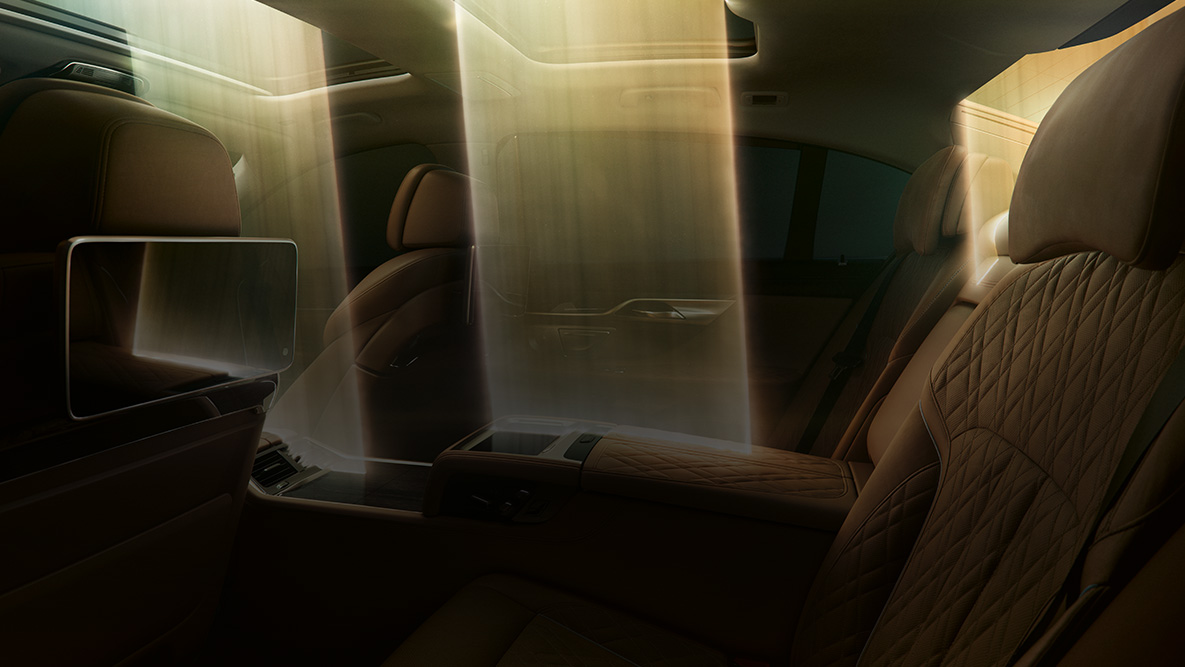 BMW řady 7 Sedan interiér: BMW řady 7 Sedan interiér: paprsky světla pronikající panoramatickou prosklenou střechou