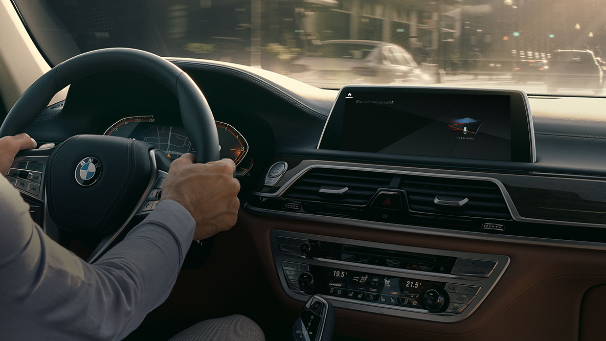 BMW Intelligent Personal Assistant BMW Intelligent Personal Assistant: muž řídí BMW, detail na Live Cockpit Professional