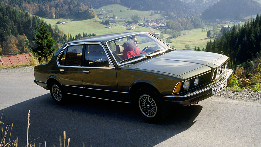 BMW řady 7 Sedan (E23) 7/8 jízdní pohled z boku BMW řady 7 Sedan (E23) 7/8 jízdní pohled z boku