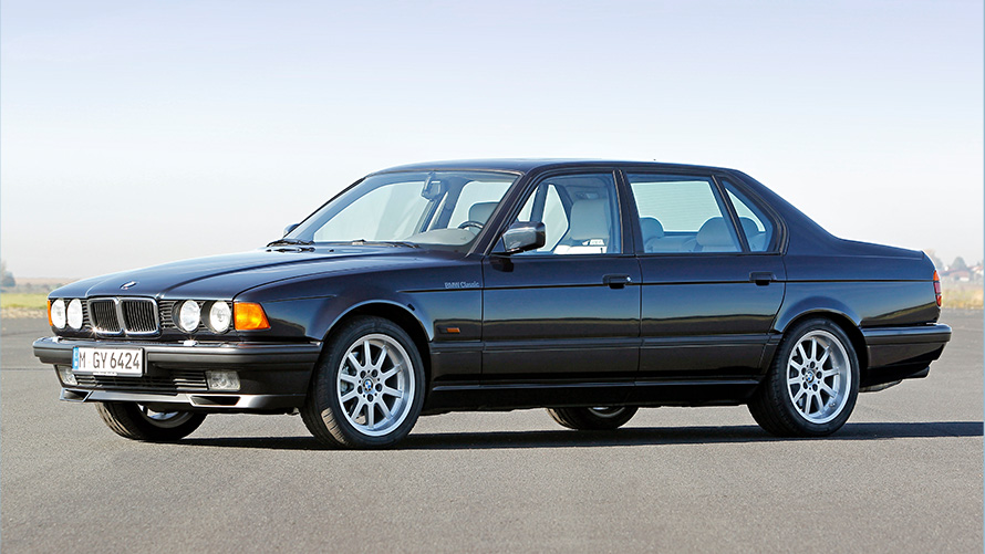 BMW řady 7 Sedan (E32) 7/8 statický pohled z boku BMW řady 7 Sedan (E32) 7/8 statický pohled z boku