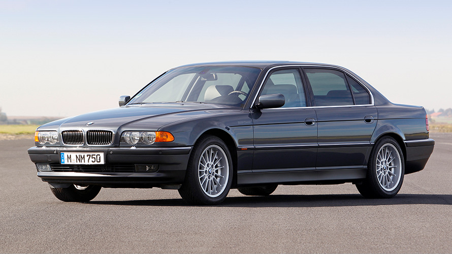 BMW řady 7 Sedan (E38) 7/8 statický pohled z boku BMW řady 7 Sedan (E38) 7/8 statický pohled z boku