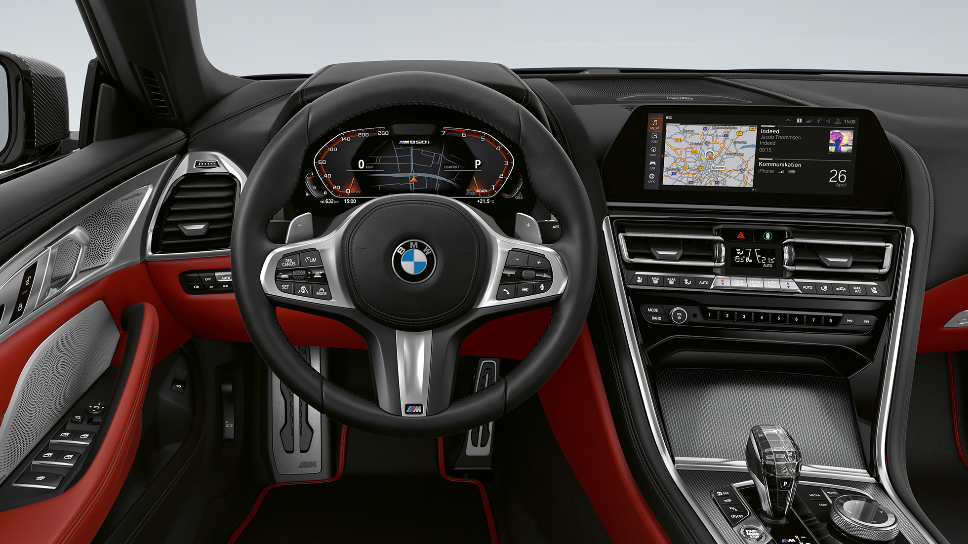 BMW M850i xDrive, metalický lak Carbon Black, interiér s M koženým volantem. BMW M850i xDrive, metalický lak Carbon Black, interiér s M koženým volantem.