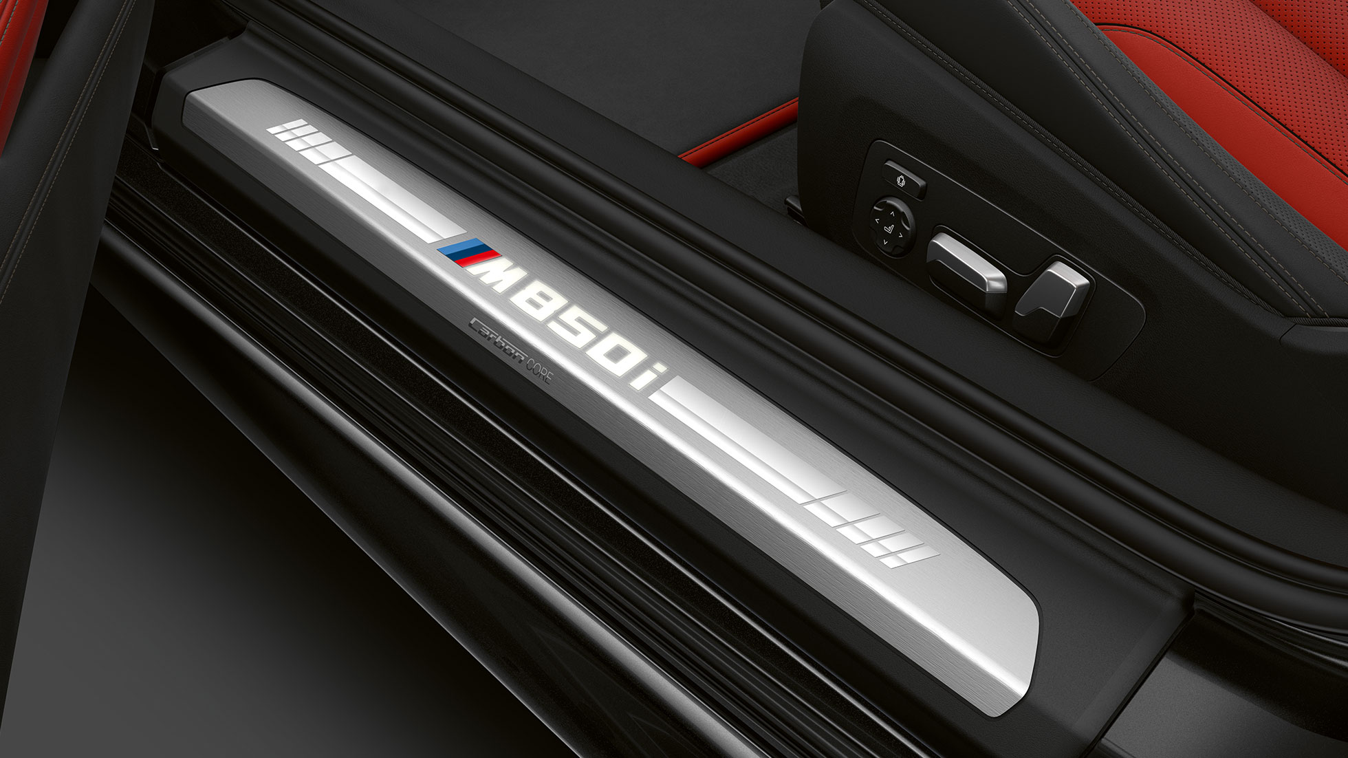 BMW M850i xDrive, metalický lak Carbon Black, prahová lišta. BMW M850i xDrive, metalický lak Carbon Black, prahová lišta.