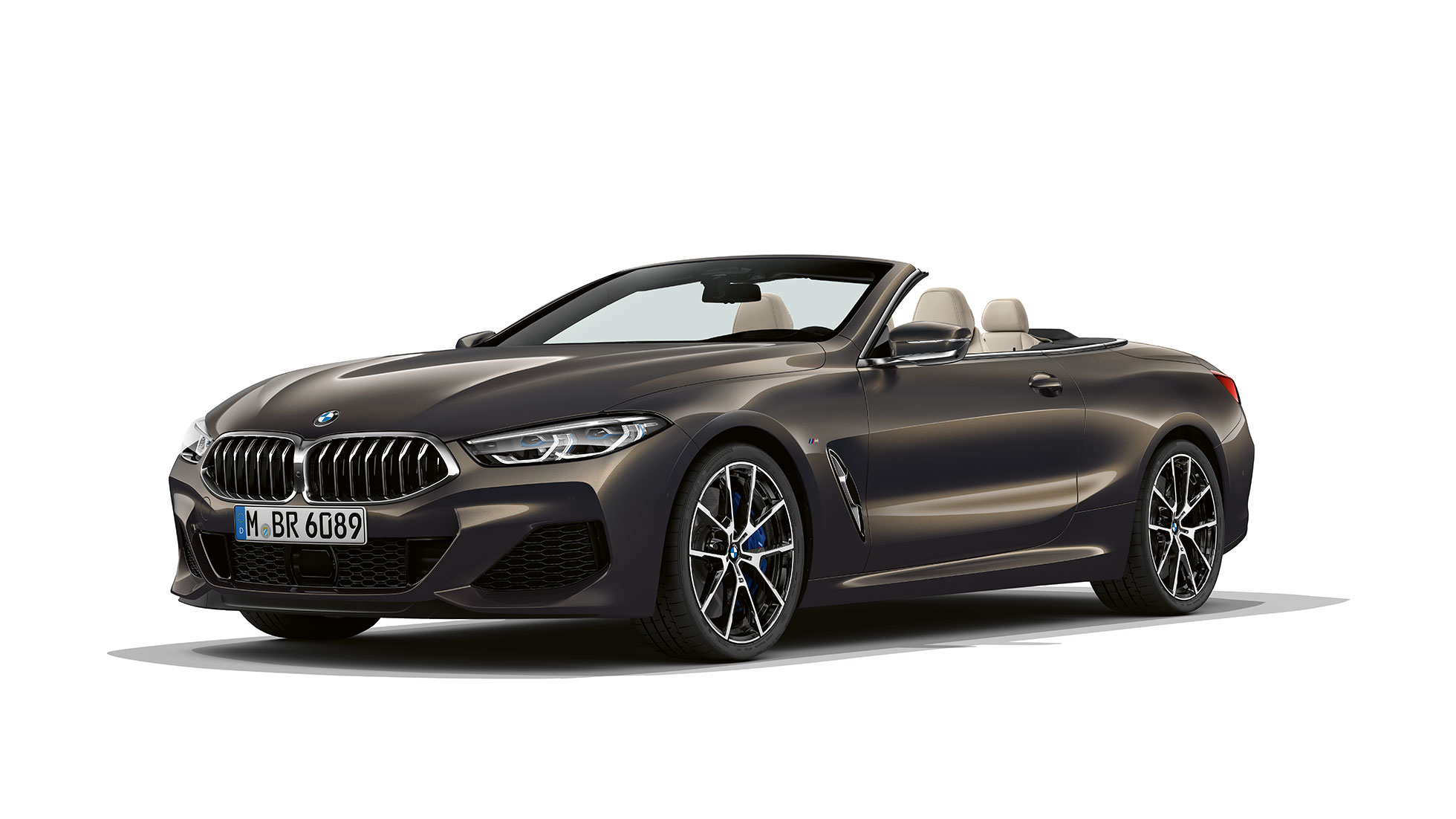 BMW M850i xDrive, metalický lak Dravit Grey (šedá), tříčtvrteční pohled zepředu BMW M850i xDrive, metalický lak Dravit Grey (šedá), tříčtvrteční pohled zepředu