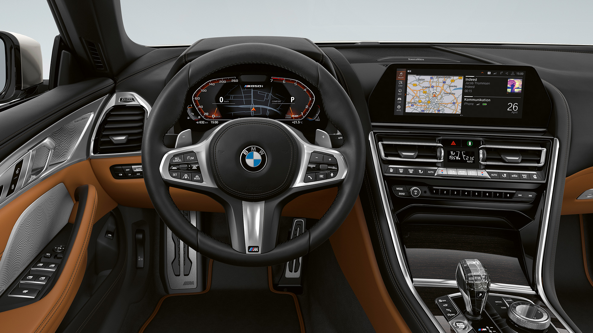 BMW M850i xDrive, metalický lak Mineral White, interiér s M koženým volantem. BMW M850i xDrive, metalický lak Mineral White, interiér s M koženým volantem.