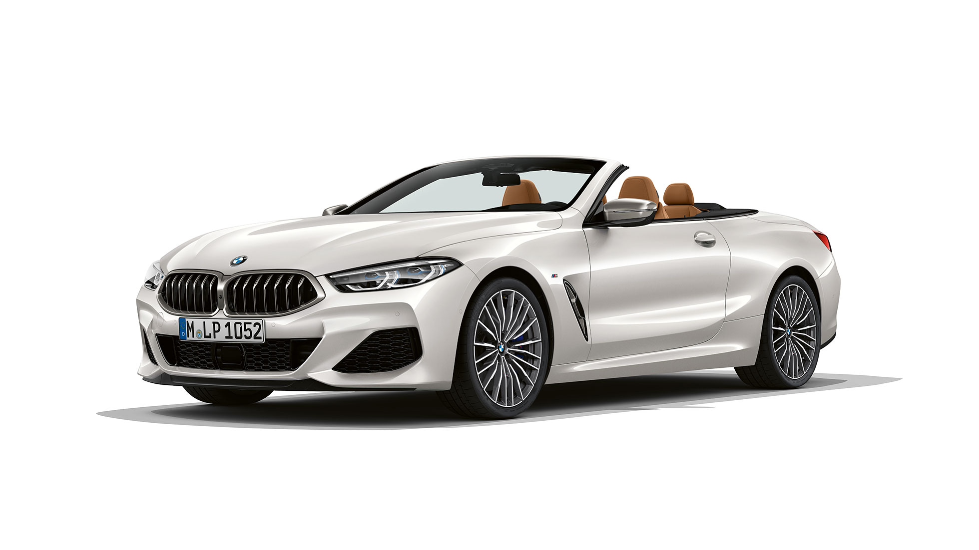 BMW M850i xDrive, metalický lak Mineral White (bílá), tříčtvrteční pohled BMW M850i xDrive, metalický lak Mineral White (bílá), tříčtvrteční pohled