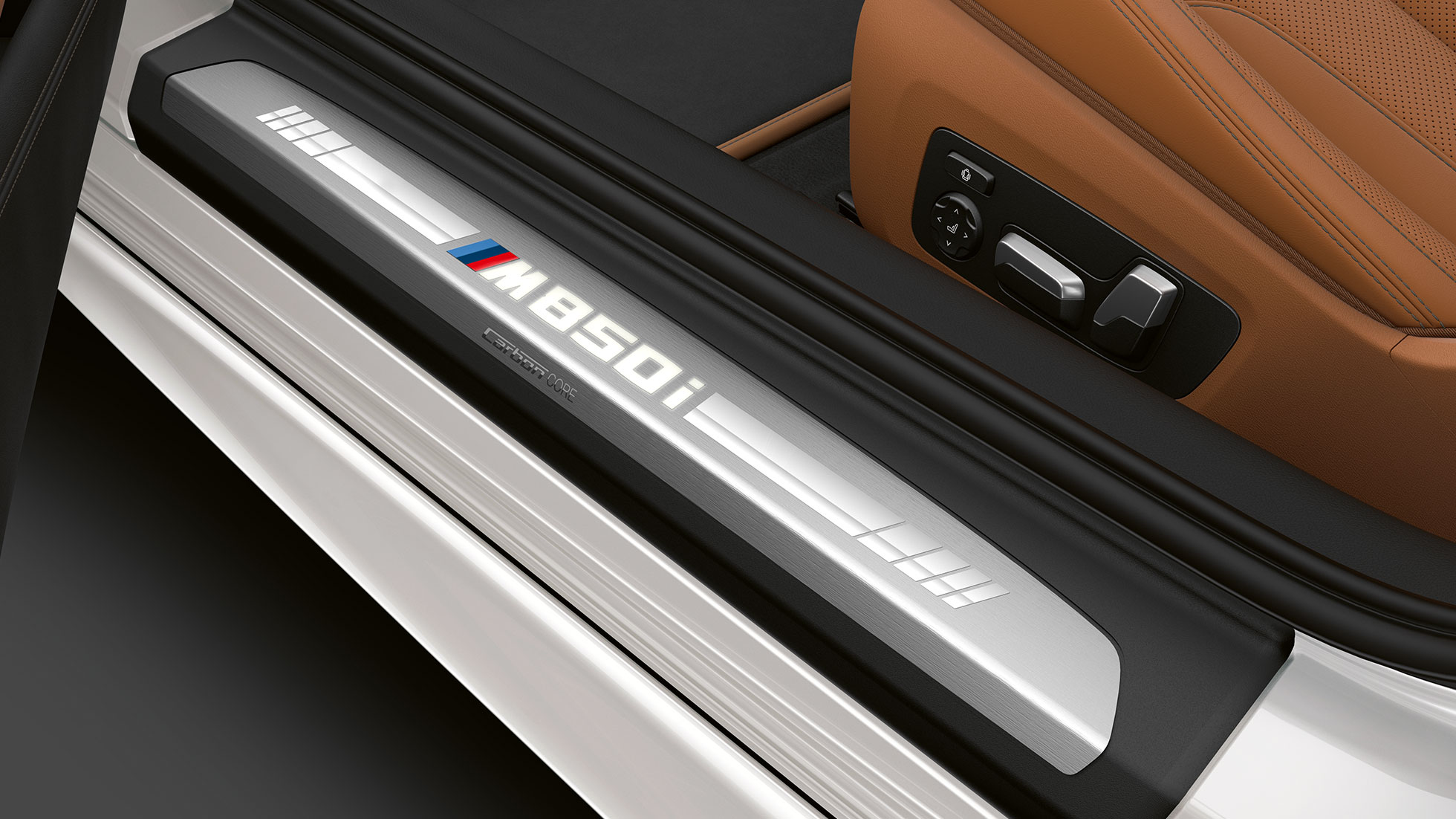 BMW M850i xDrive, metalický lak Mineral White, prahová lišta. BMW M850i xDrive, metalický lak Mineral White, prahová lišta.