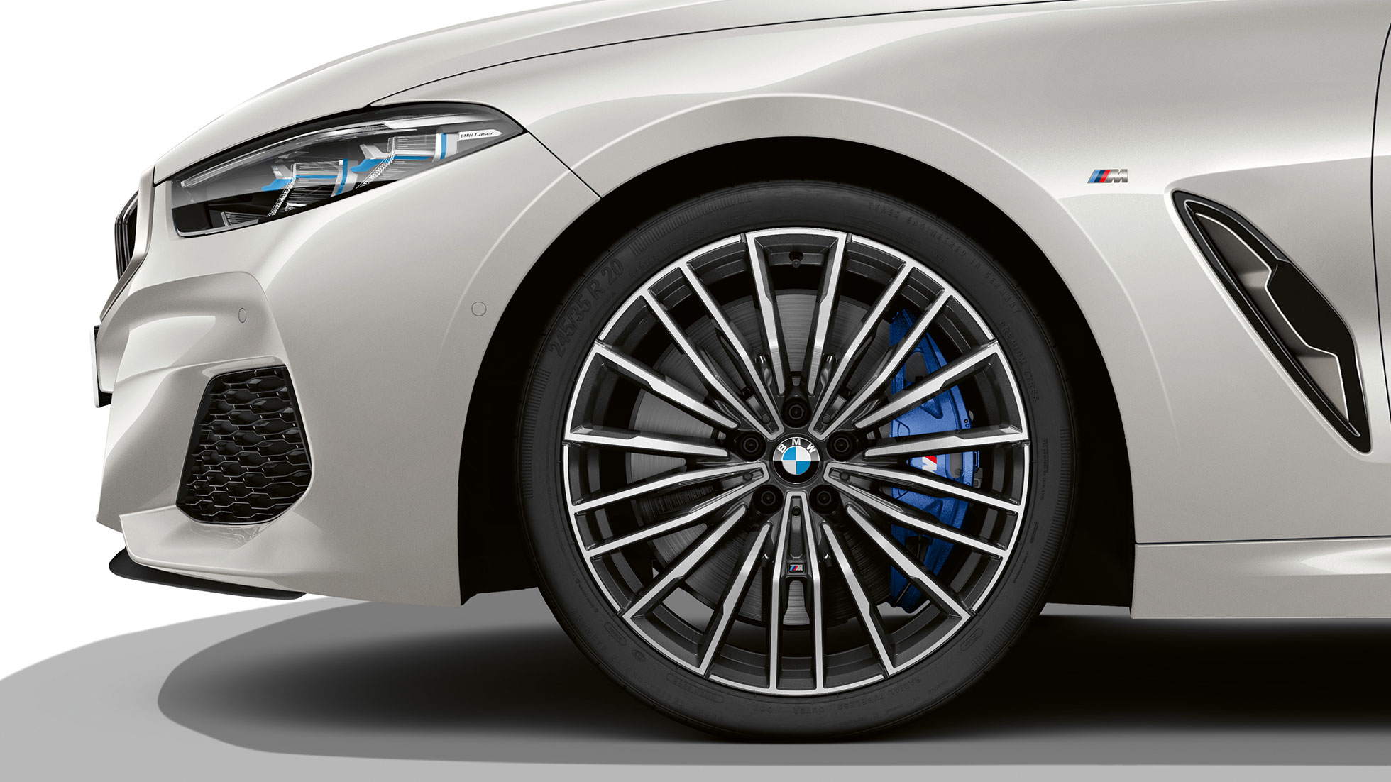 BMW M850i xDrive, metalický lak Mineral White, BMW Individual rozšířené kožené čalounění Merino, Cognac. BMW M850i xDrive, metalický lak Mineral White, BMW Individual rozšířené kožené čalounění Merino, Cognac.