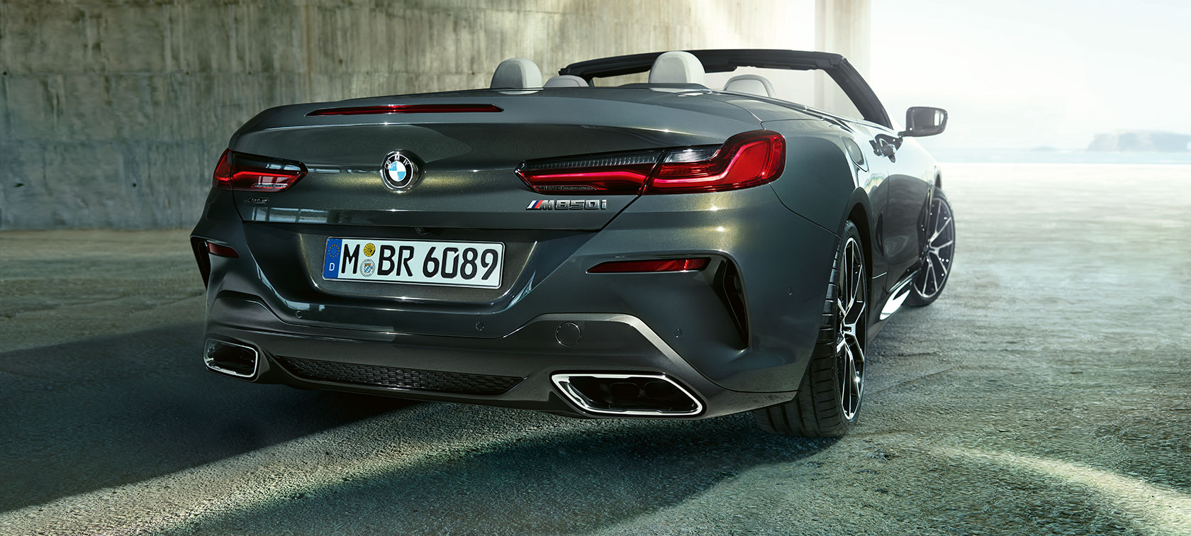BMW M850i xDrive s metalickým lakem Dravit Grey, tříčtvrťový pohled zezadu. BMW M850i xDrive s metalickým lakem Dravit Grey, tříčtvrťový pohled zezadu.