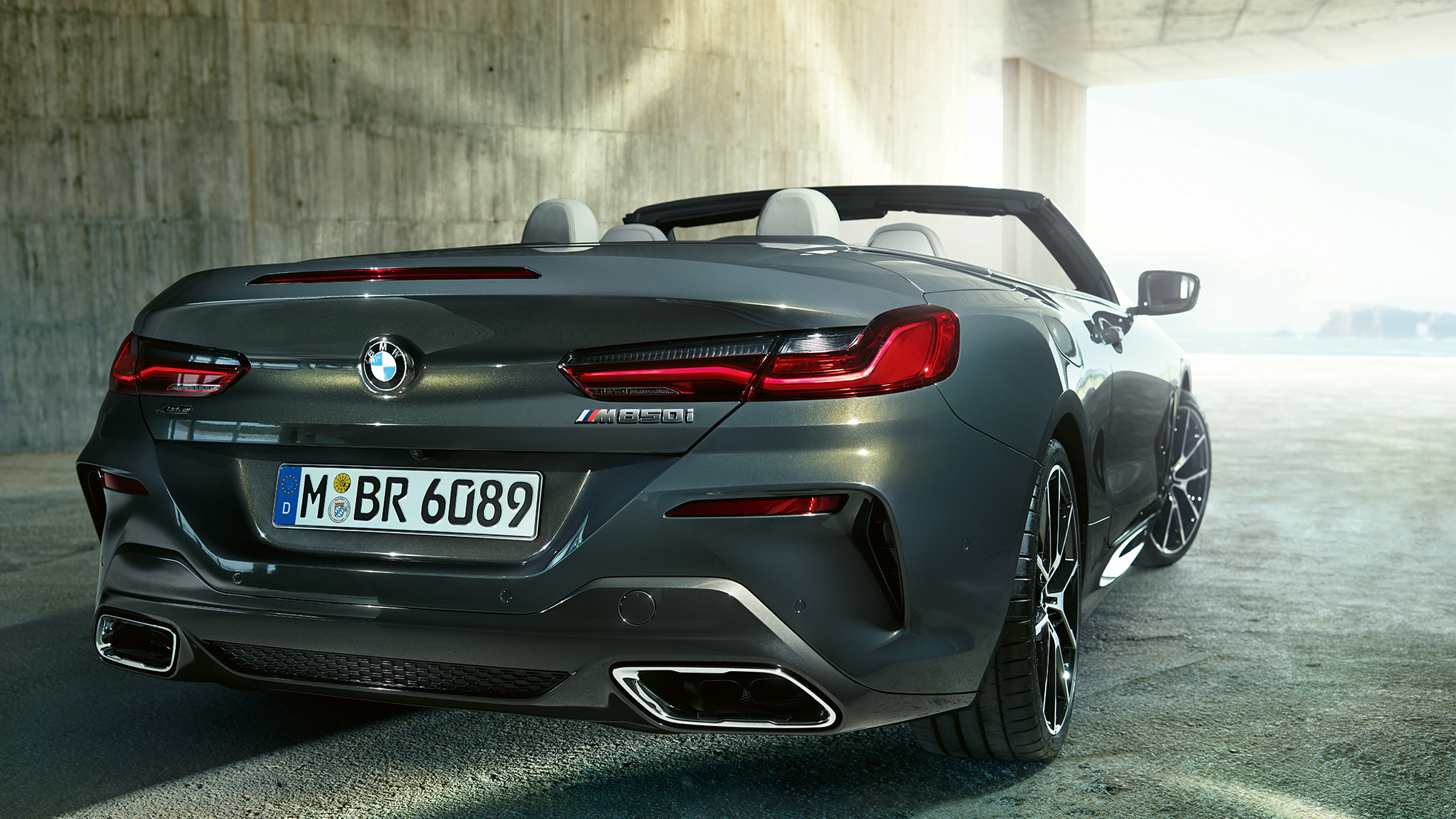 BMW M850i xDrive s metalickým lakem Dravit Grey, zadní tříčtvrteční pohled zprava. BMW M850i xDrive s metalickým lakem Dravit Grey, zadní tříčtvrteční pohled zprava.