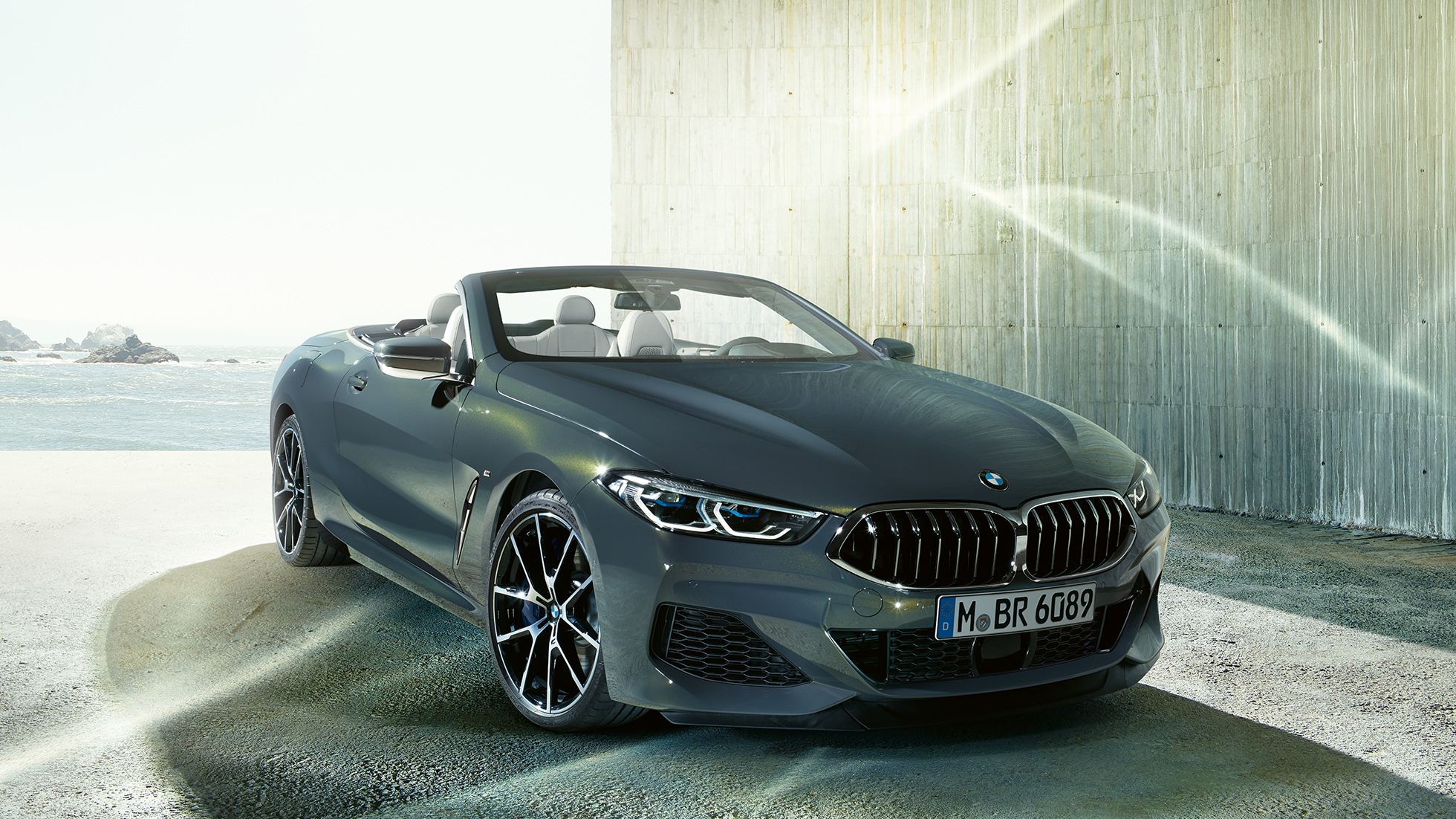 BMW M850i xDrive s metalickým lakem Dravit Grey, zadní tříčtvrteční pohled zleva. BMW M850i xDrive s metalickým lakem Dravit Grey, zadní tříčtvrteční pohled zleva.