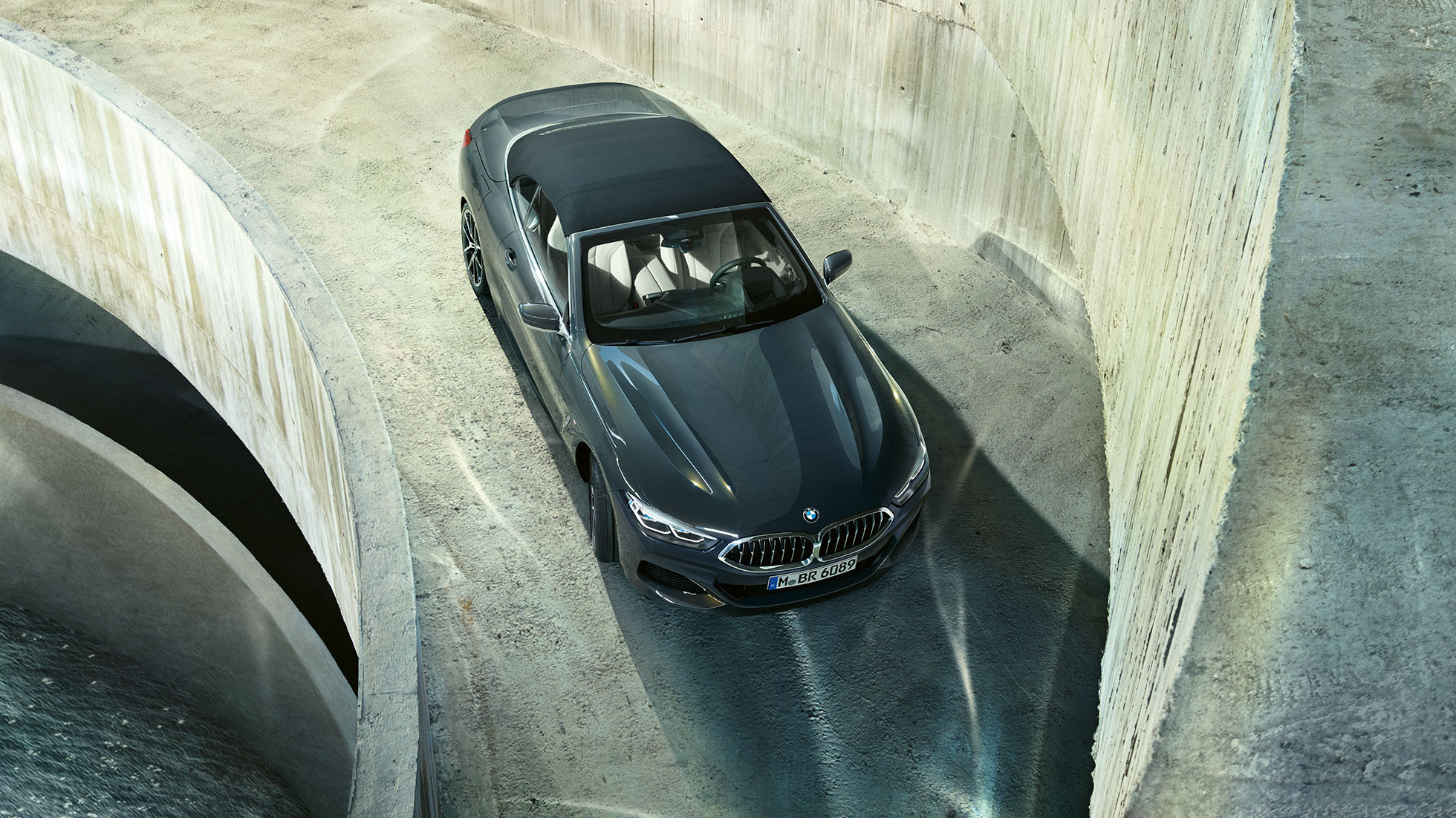 BMW M850i xDrive s metalickým lakem Dravit Grey s černou plátěnou střechou, pohled shora. BMW M850i xDrive s metalickým lakem Dravit Grey s černou plátěnou střechou, pohled shora.