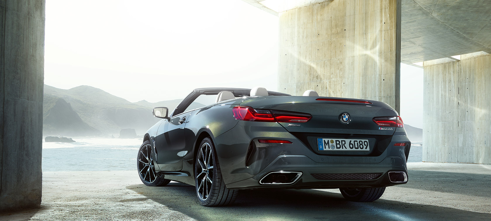 BMW M850i xDrive s metalickým lakem Dravit Grey, zadní tříčtvrteční pohled zleva. BMW M850i xDrive s metalickým lakem Dravit Grey, zadní tříčtvrteční pohled zleva.