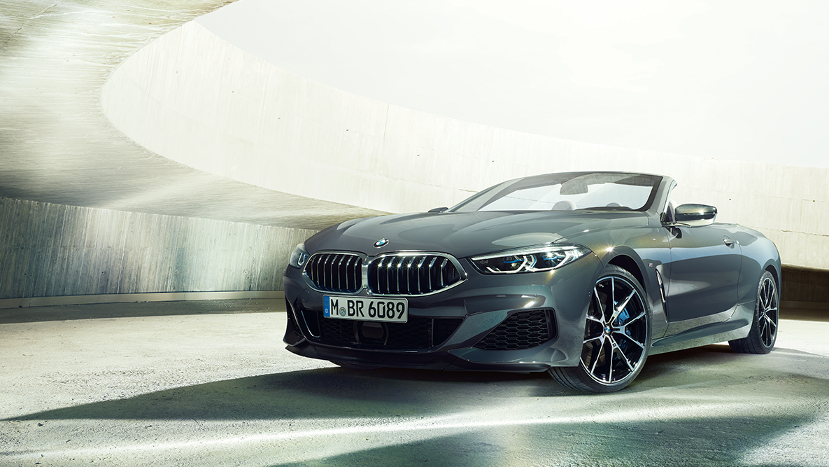 BMW M850i xDrive s metalickým lakem Dravit Grey, přední tříčtvrteční pohled zprava. BMW M850i xDrive s metalickým lakem Dravit Grey, přední tříčtvrteční pohled zprava.