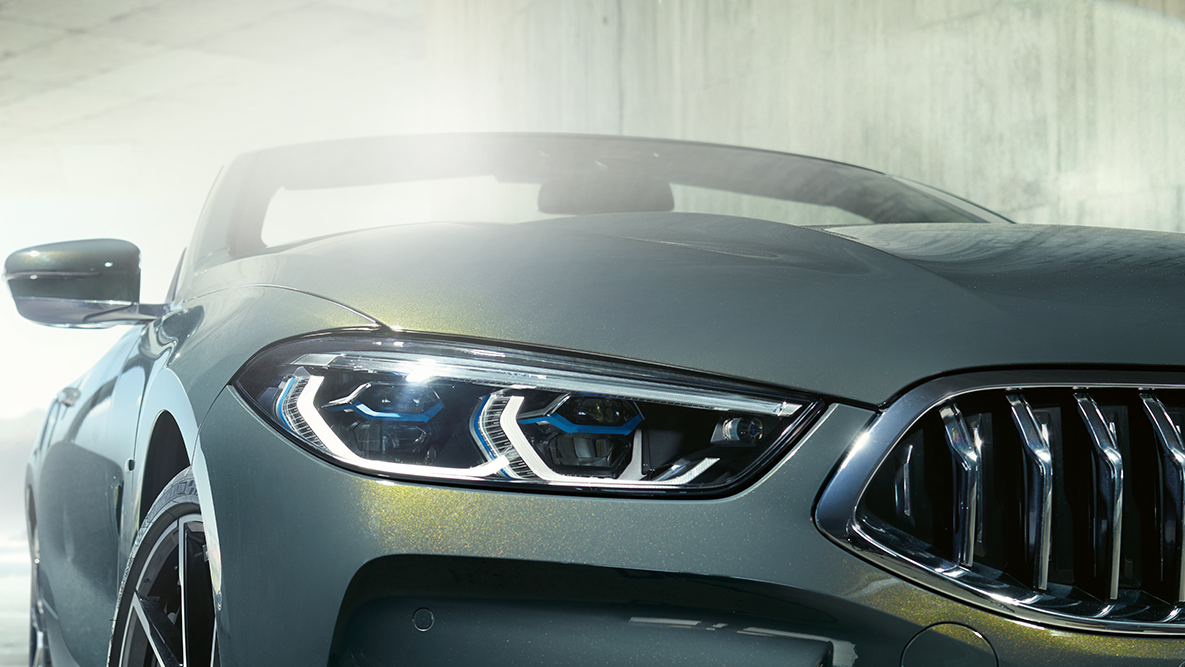 BMW M850i xDrive s metalickým lakem Dravit Grey, pohled zpředu zleva s BMW Laserlight. BMW M850i xDrive s metalickým lakem Dravit Grey, pohled zpředu zleva s BMW Laserlight.