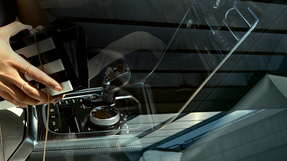 BMW M850i xDrive interiér, skleněné povrchy CraftedClarity, žena s otevřenou kabelkou. BMW M850i xDrive interiér, skleněné povrchy CraftedClarity, žena s otevřenou kabelkou.