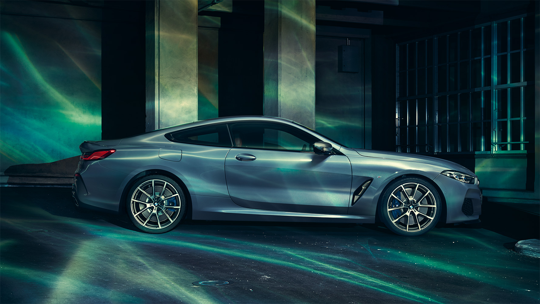 BMW řady 8 Coupé, boční pohled Statická fotografie BMW řady 8 Coupé z boku v městském prostředí.