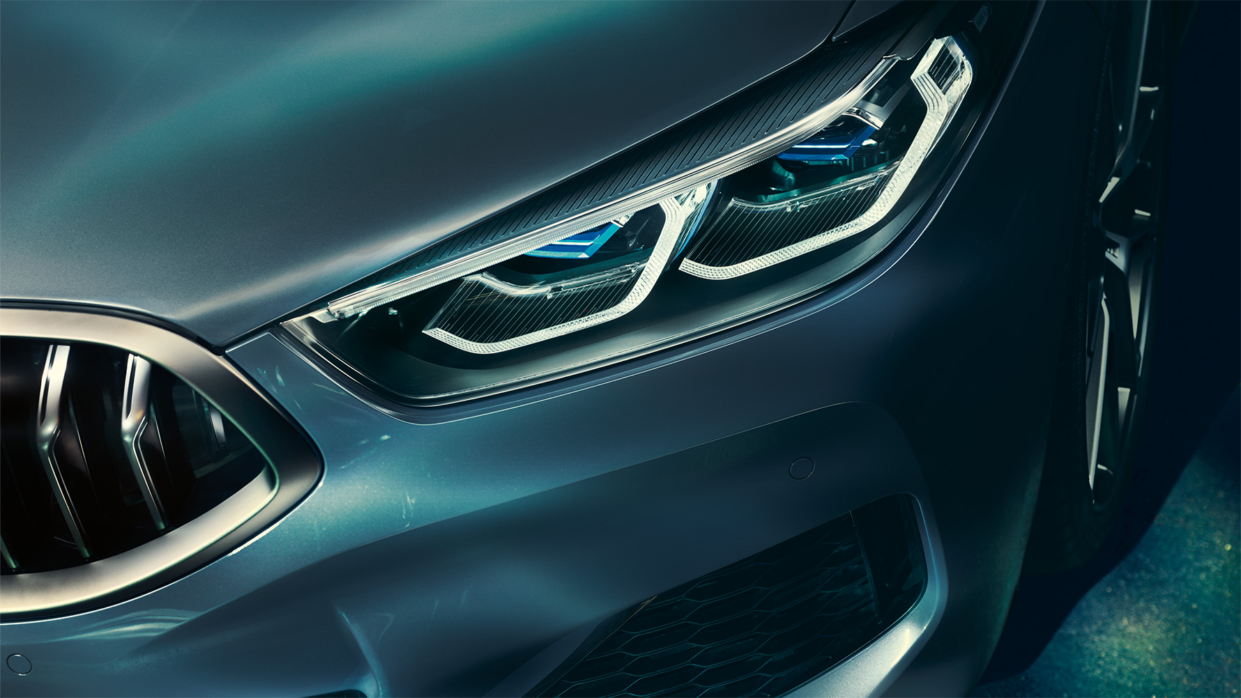 BMW řady 8 Coupé, laserová světla Detail na laserová světla na přídi BMW řady 8 Coupé.
