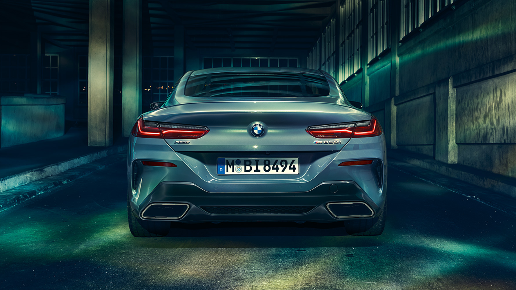 BMW řady 8 Coupé, pohled zezadu Pohled zezadu na BMW řady 8 Coupé v nočním městě.