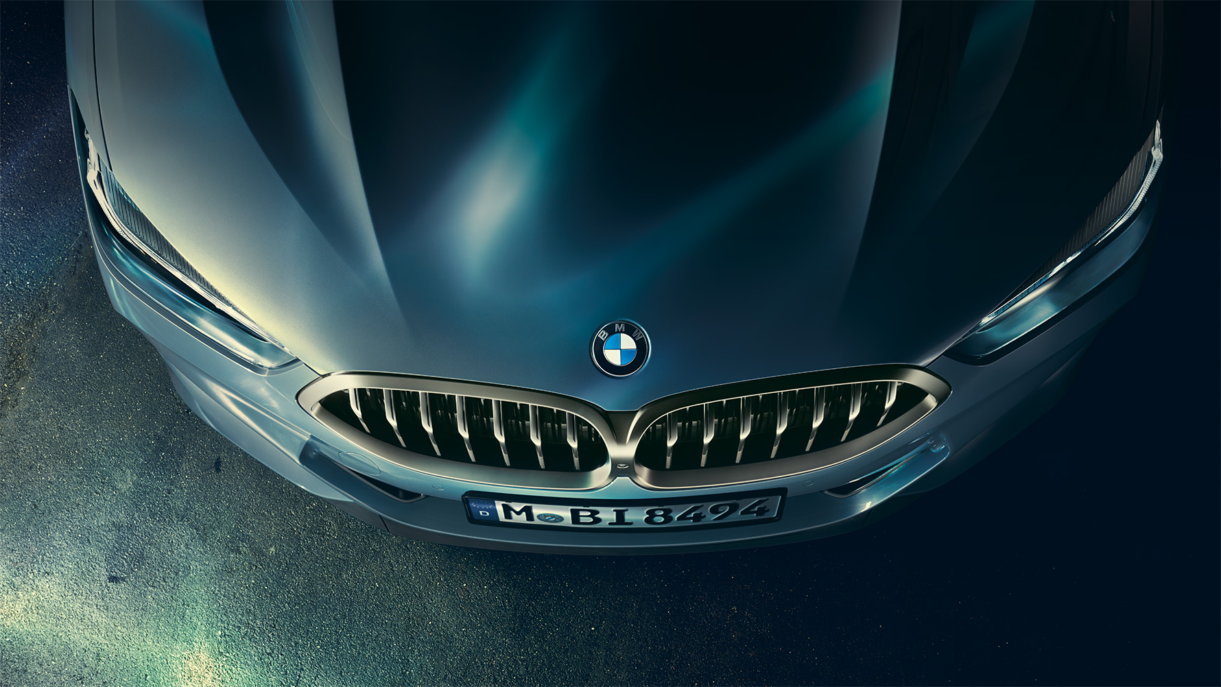 BMW řady 8 Coupé, kapota motoru Detail na kapotu motoru BMW řady 8 Coupé z ptačí perspektivy.