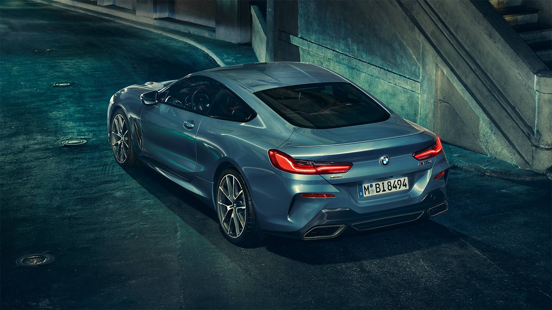 BMW řady 8 Coupé, pohled zezadu ze tří čtvrtin Pohled zezadu ze tří čtvrtin na BMW řady 8 Coupé v nočním městě.