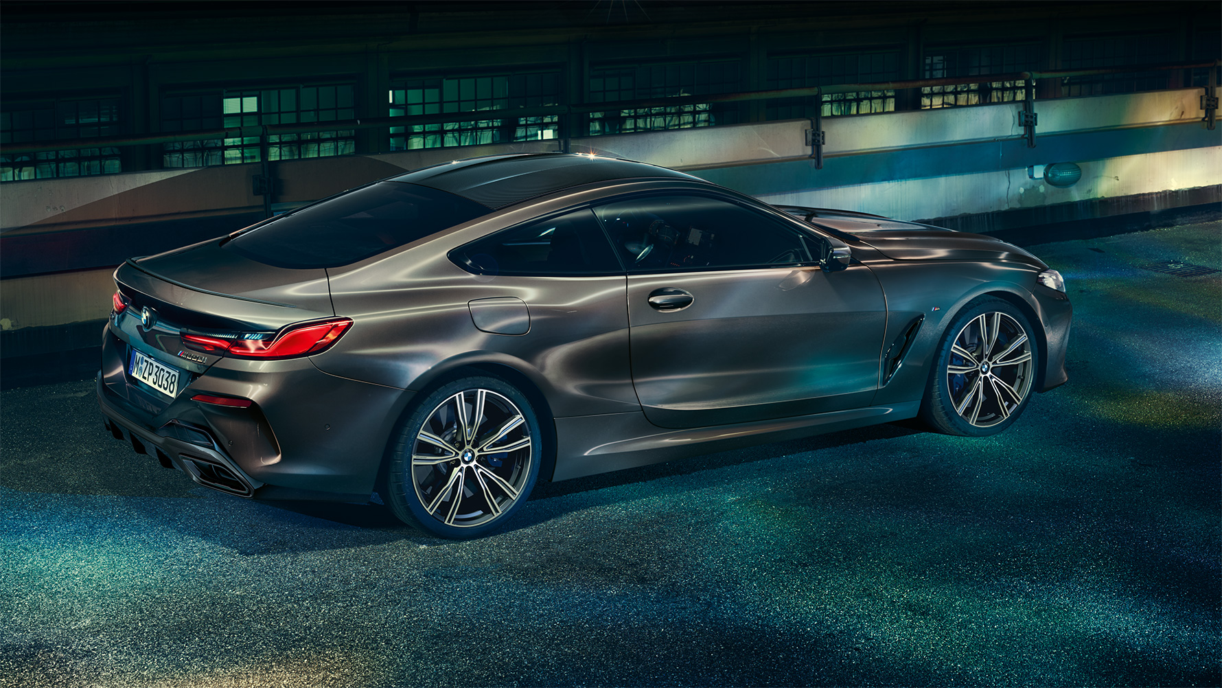 Statická fotografie BMW řady 8 Coupé s výbavou BMW Individual z bočního pohledu v nočním městě. Statická fotografie BMW řady 8 Coupé s výbavou BMW Individual z bočního pohledu v nočním městě.
