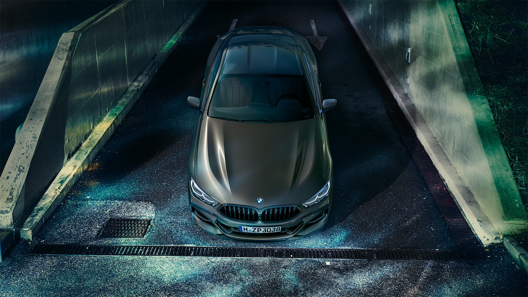 Statická fotografie BMW řady 8 Coupé s výbavou BMW Individual zpředu v nočním městě. Statická fotografie BMW řady 8 Coupé s výbavou BMW Individual zpředu v nočním městě.