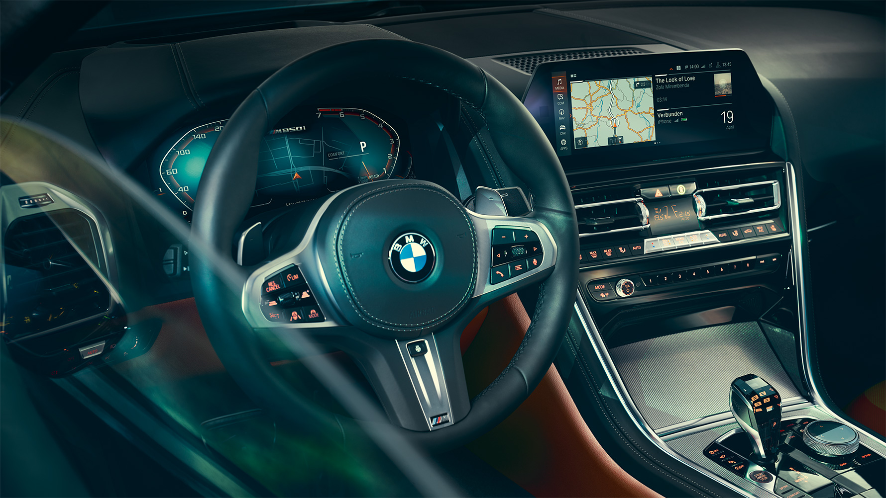 BMW řady 8 Coupé, kokpit Detail na interiér BMW řady 8 Coupé se zaměřením na volant.