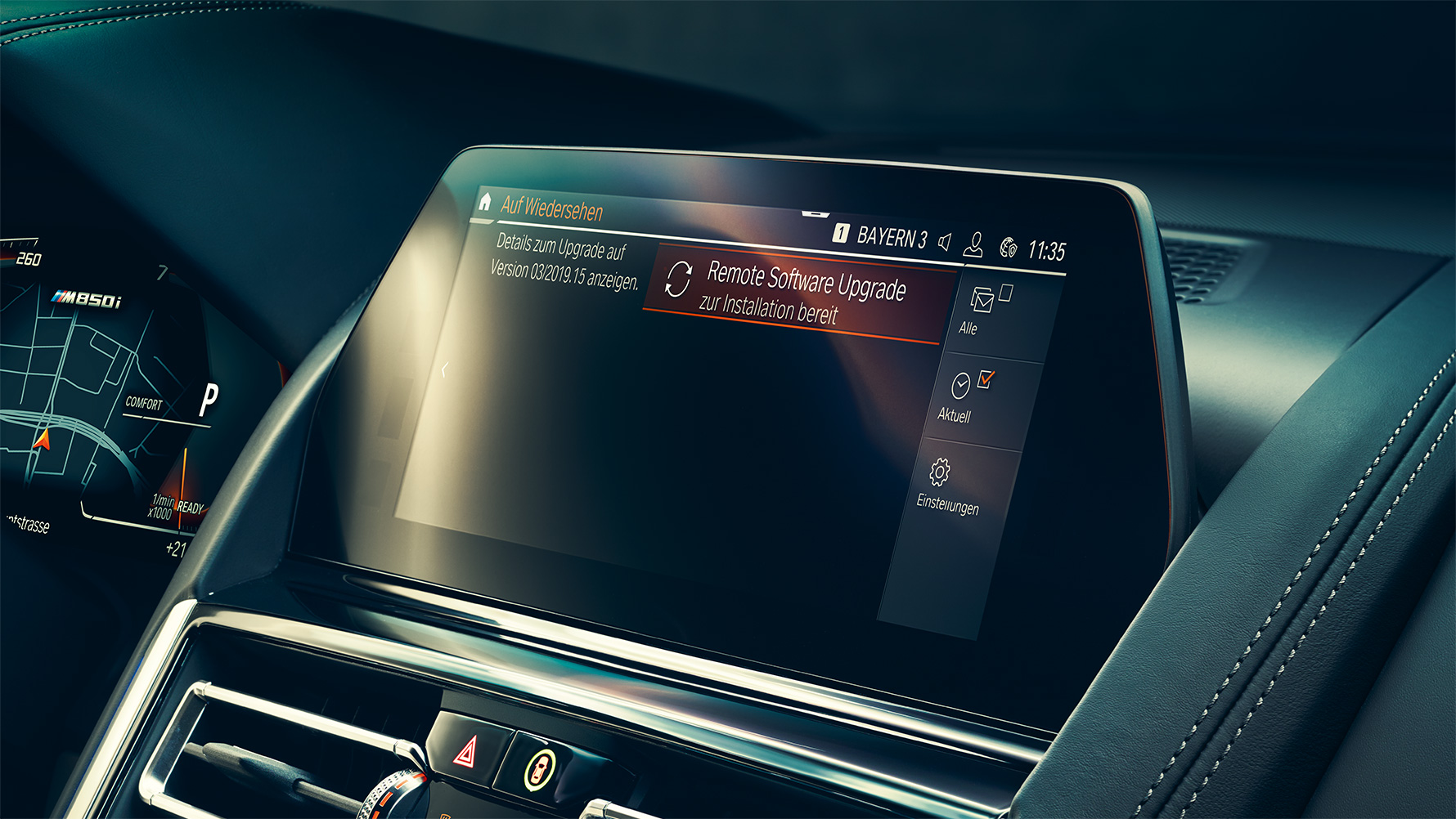 BMW řady 8 Coupé, kokpit Interiér BMW řady 8 Coupé s kontrolním displejem Remote Software Upgrade.