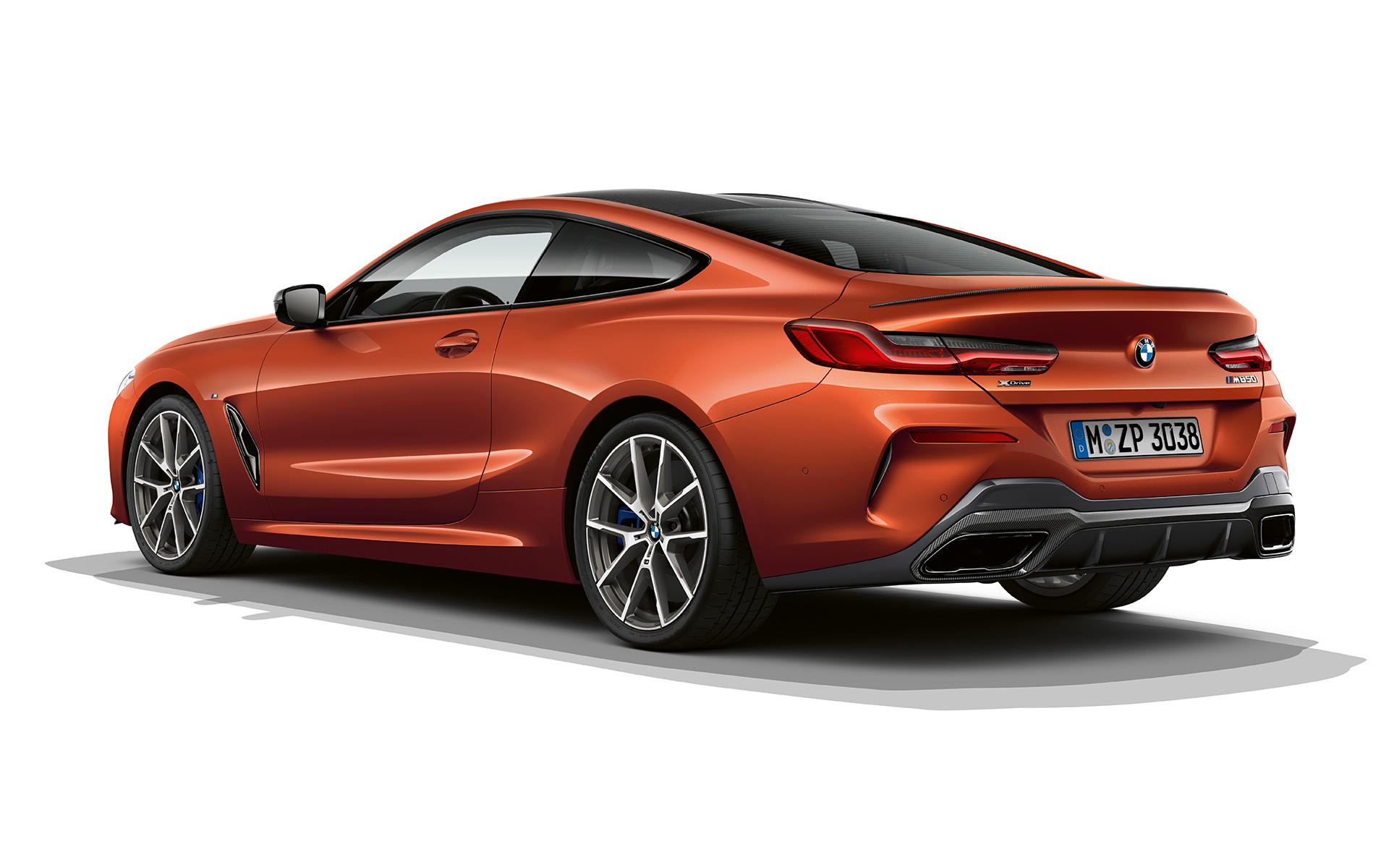 BMW řady 8 Coupé, metalíza Sunset Orange Statická fotografie BMW řady 8 Coupé v metalické barvě Sunset Orange proti bílému pozadí.