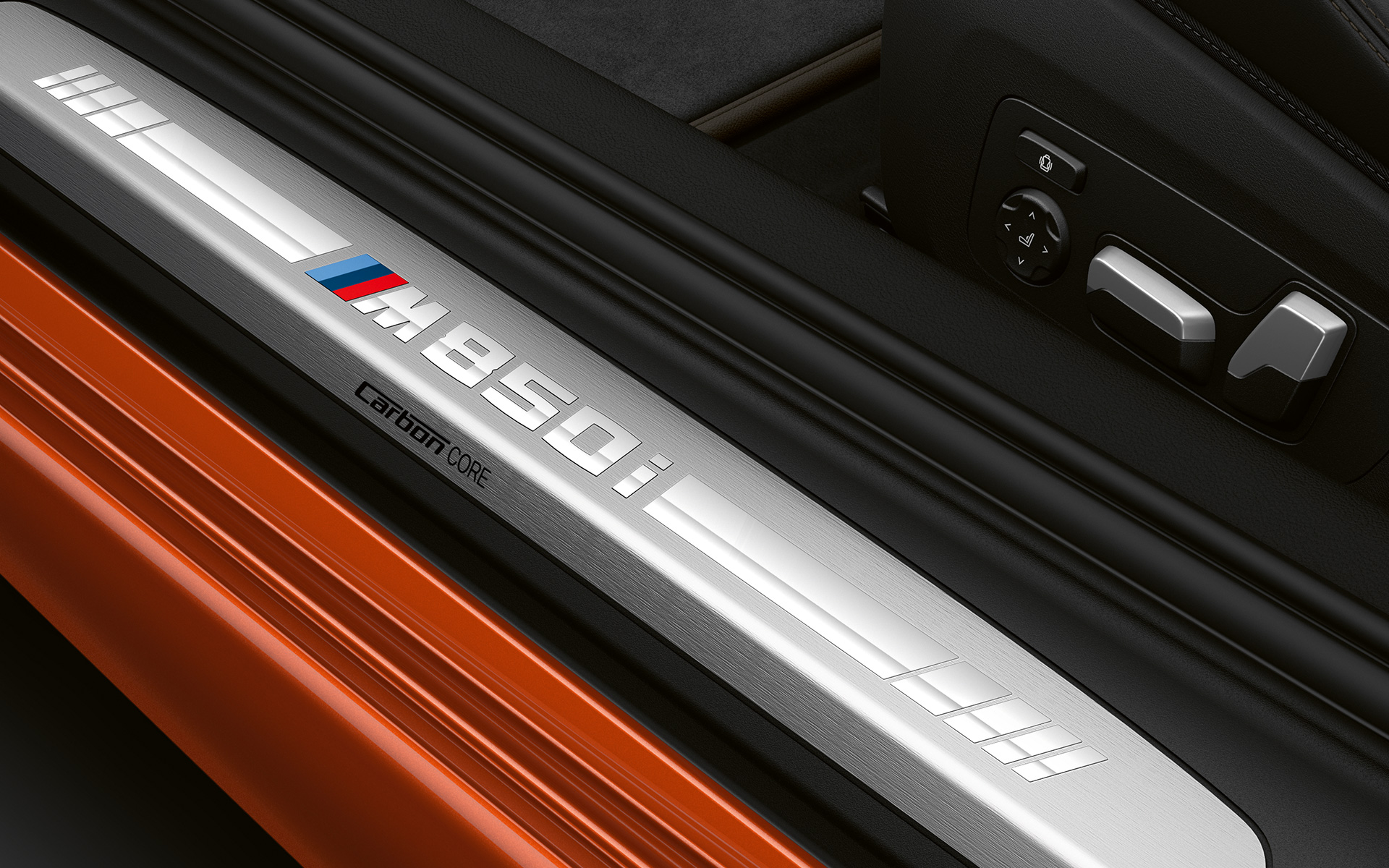 BMW řady 8 Coupé, prahová lišta M850i Detail na prahovou lištu BMW řady 8 Coupé s logem M850i.