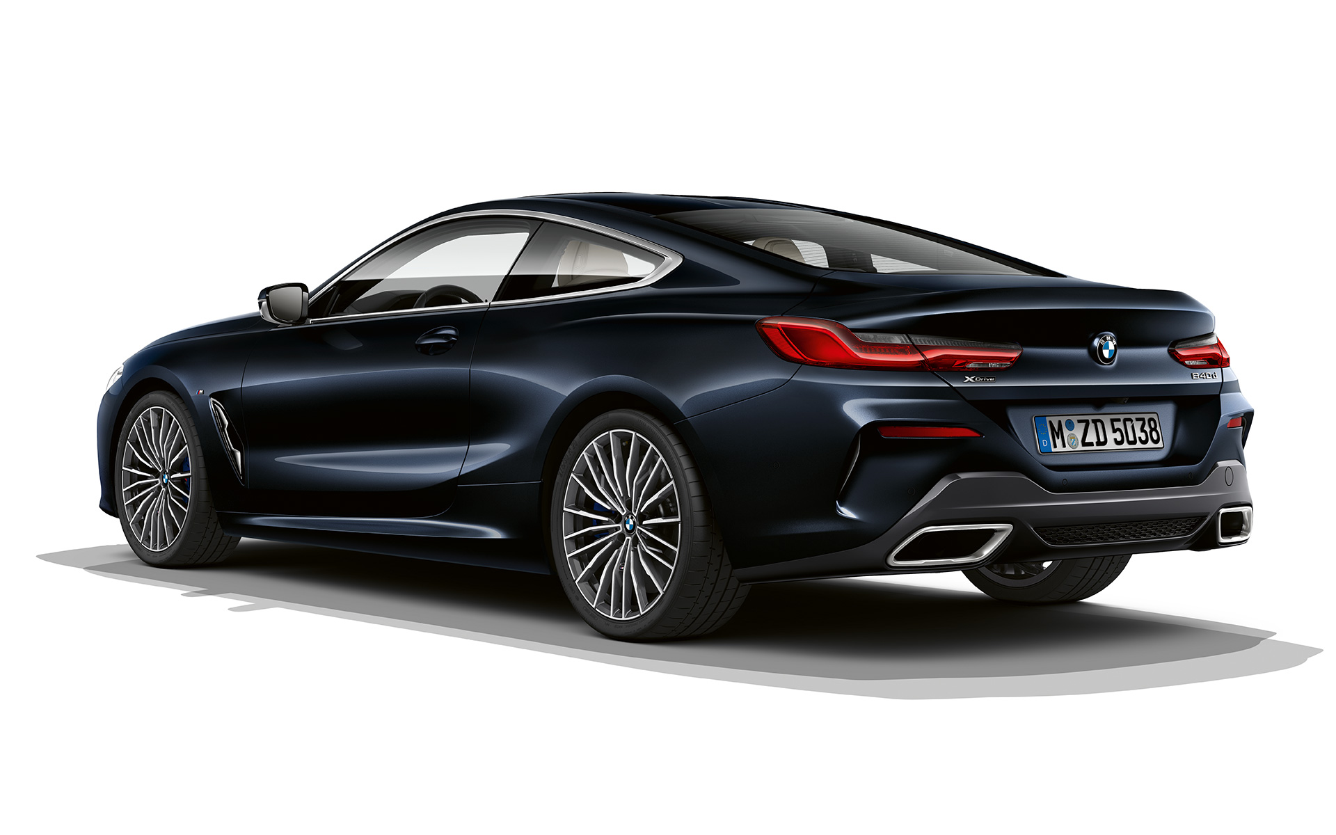 BMW řady 8 Coupé, černá metalíza carbon black Statická fotografie BMW řady 8 Coupé v černé metalíze carbon black proti bílému pozadí.